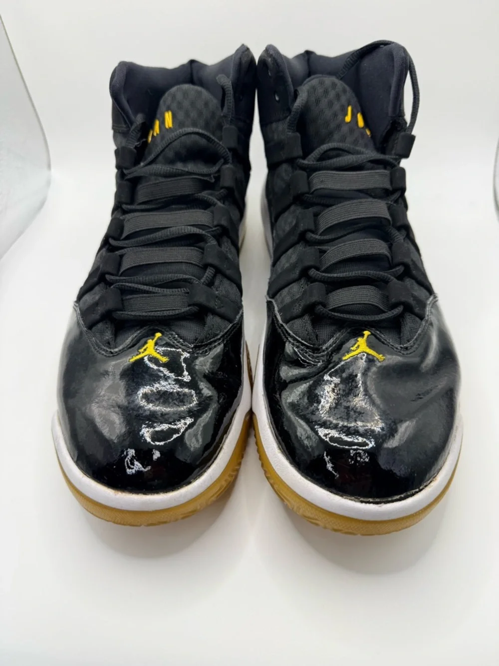 NIKE JORDAN Max Aura Men’s Black University Gold White Athletic Sneakers Sz 11.5